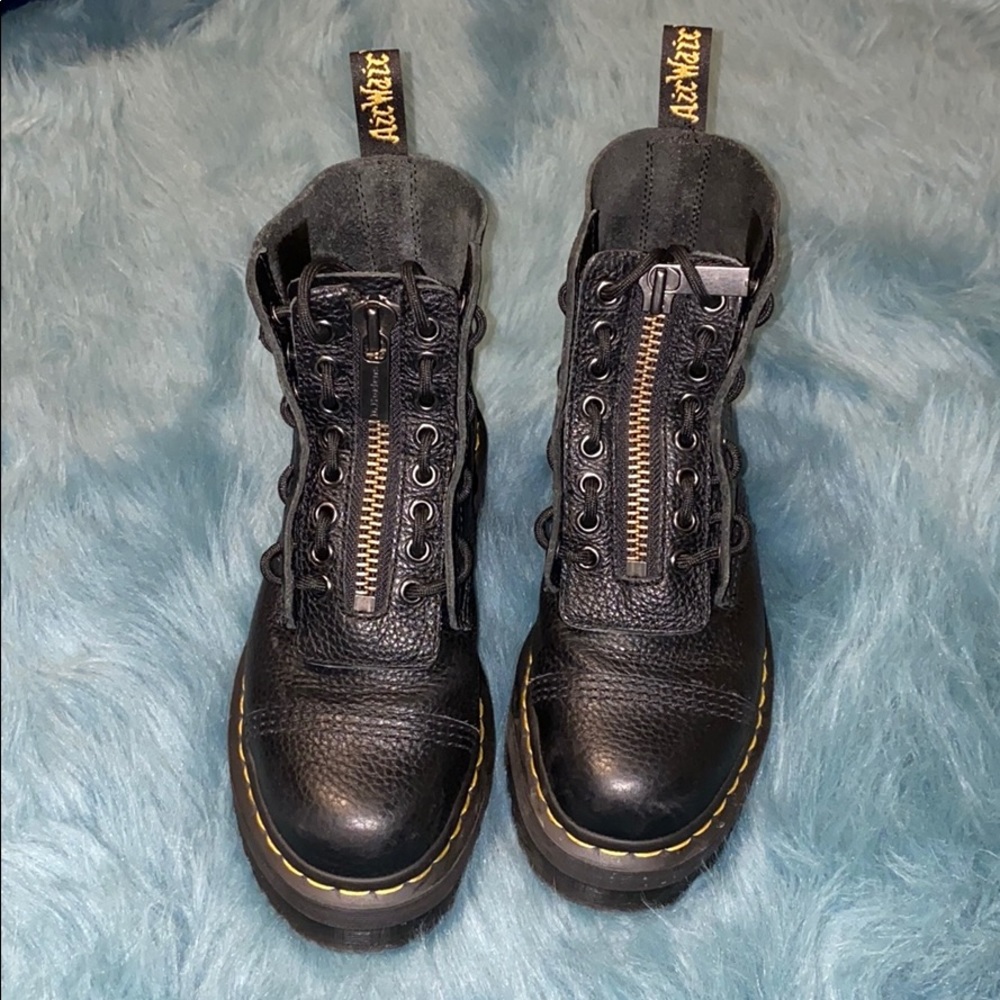 DOC MARTEN’s SINCLAIR BOOT. Size US 7